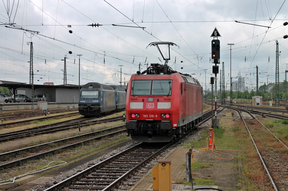 Nachschuss auf DB Schenker 185 108-8, als sie am 02.05.2014 als Lokzug durch Basel Bad Bf fuhr. Links sind noch BLS Cargo Re 465 008-1  GoldenPassLine  und Re 465 014-9 zu erkennen.