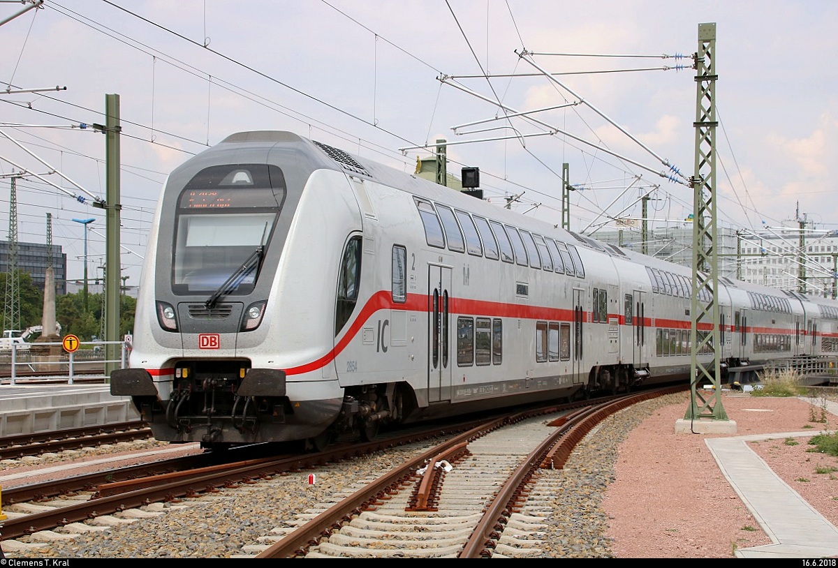 Nachschuss auf DBpbzfa 668.2 mit Zuglok 146 562-4 DB als IC 2038 (Linie 56) von Leipzig Hbf nach Emden Hbf, der Halle(Saale)Hbf auf Gleis 12 verlässt.
[16.6.2018 | 12:05 Uhr]