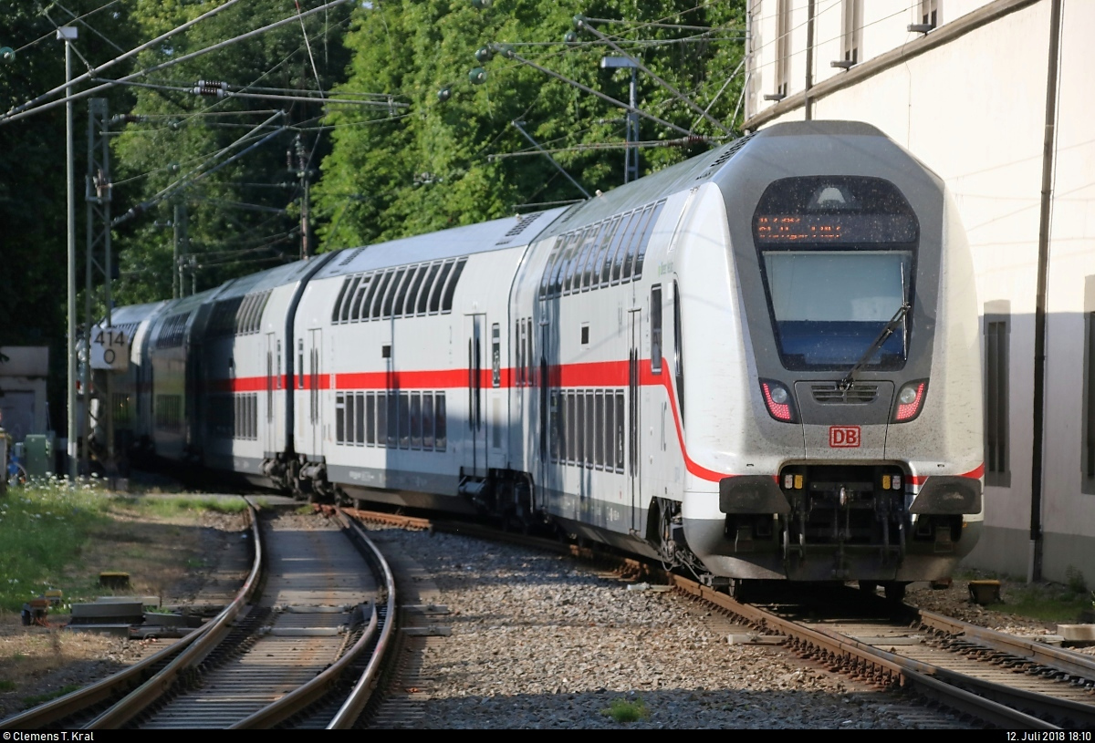 Nachschuss auf DBpbzfa 668.2 mit Zuglok 146 571-5 DB als IC 2382 (Linie 87) bzw. RE 52382 (RE87) nach Stuttgart Hbf, der seinen Startbahnhof Konstanz auf Gleis 3 verlässt.
Der Fokus liegt auf der Front des Steuerwagens.
[12.7.2018 | 18:10 Uhr]
