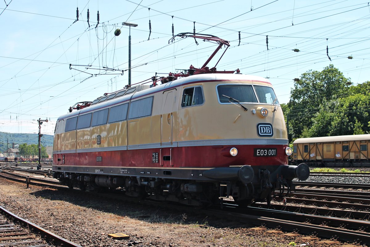 Nachschuss auf E03 001, welche am 14.06.2015 an der Fahrzeugparade des DB Museums in Koblenz Lützel teilnahm.
