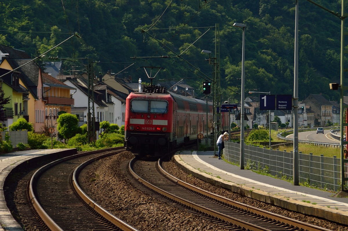 Nachschuß auf ein Sandwich nach Koblenz in Hirzenach....143 825-8 schiebt am Zugschluß. 2.6.2014
