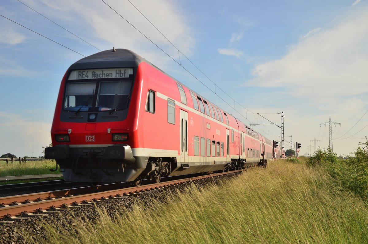 Nachschuß auf einen von der 111 028 gezogenen RE4 nach Aachen.
Mittwoch 8.6.2016