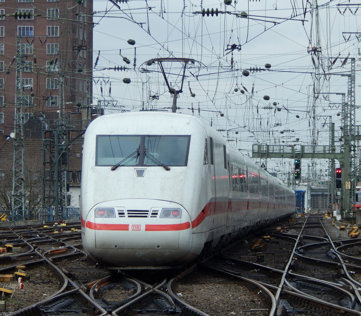 Nachschuss auf einen ICE1 in Köln Hbf. Ende 2017 werden die 401er und 402er ICE der Vergangenheit angehören und durch den ICx ersetzt.

Köln 27.02.2015