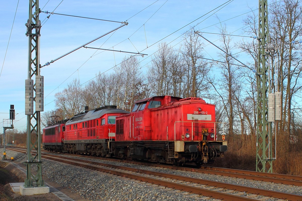 Nachschuss auf einen Lokzug , bestehned aus 155 261-1, 233 306-0 und der 298 325-2 bei der Durchfahrt am 10.02.2014 in Nassenheide in Richtung Neustrelitz.