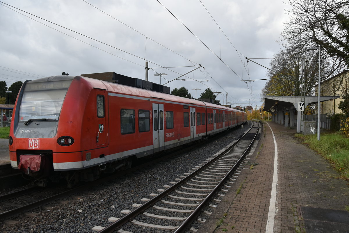 Nachschuß auf einen RE8 nach Mönchengladbach Hbf der gerade in Rheydt Hbf einfährt.
Zu shen ist der 425 101 am Sonntag den 19.11.2017
