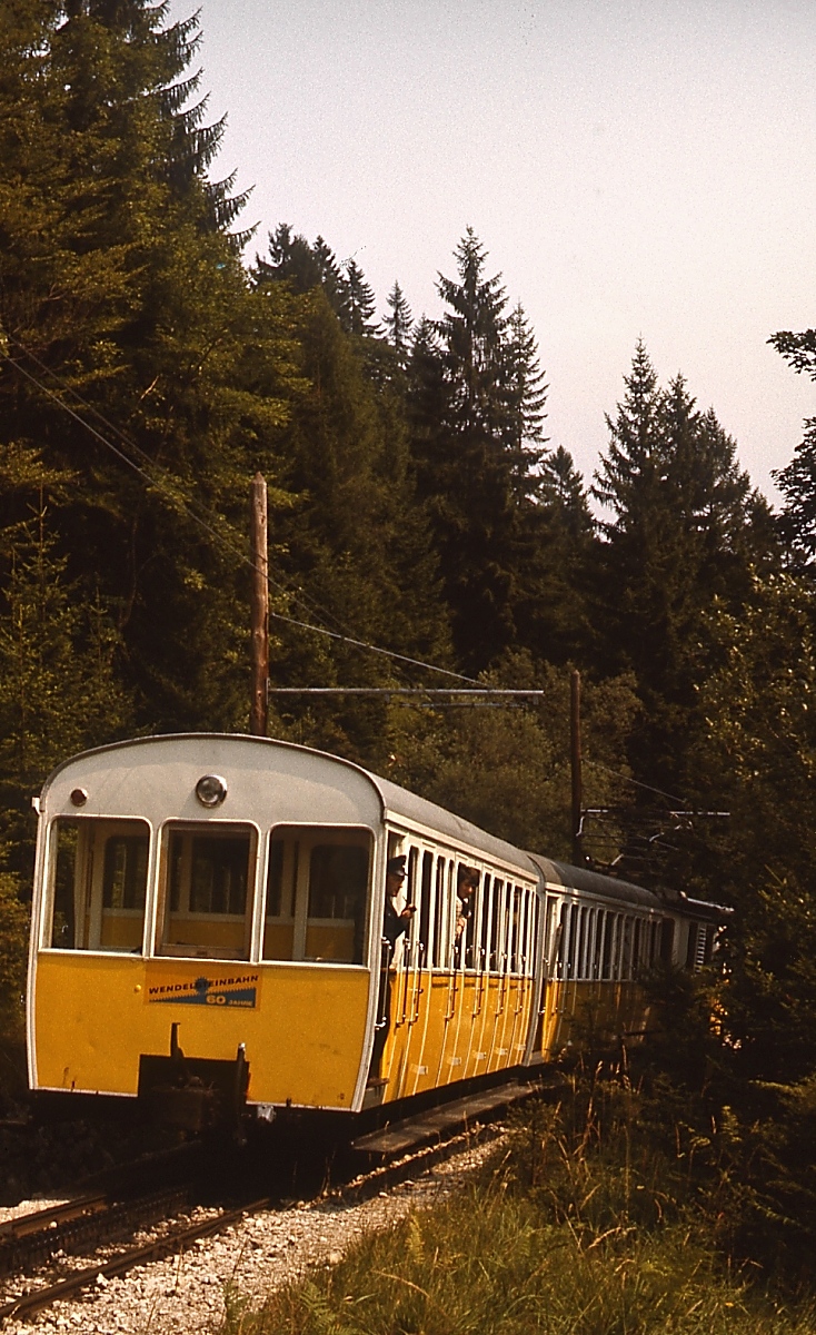 Nachschuss auf einen talwärts fahrenden Zug der Wendelsteinbahn (September 1976)