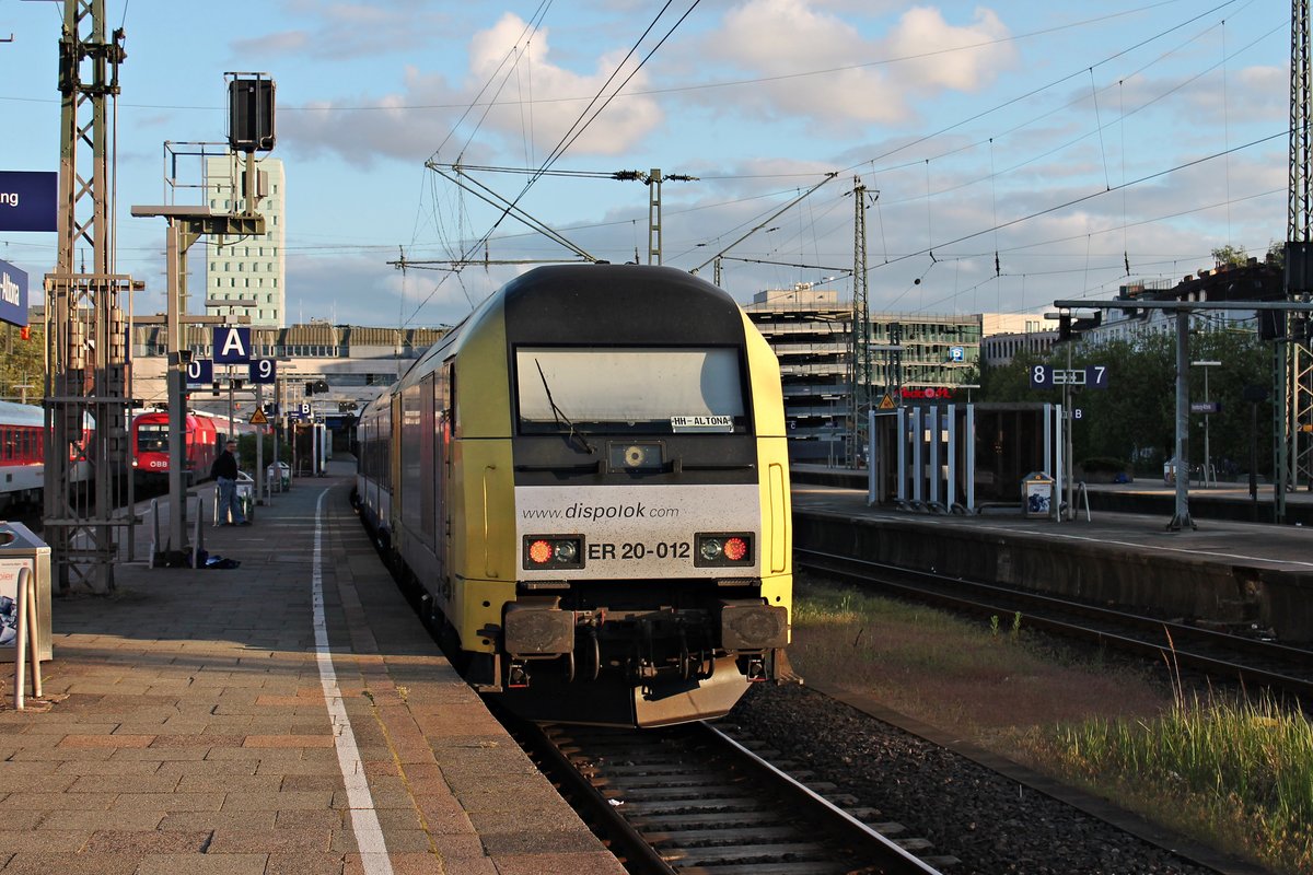 Nachschuss auf ER 20-12 (223 012-6), als sie am Abend des 26.05.2015 mit einer NOB aus Westerland in den Endbahnhof Hamburg Altona fuhr.