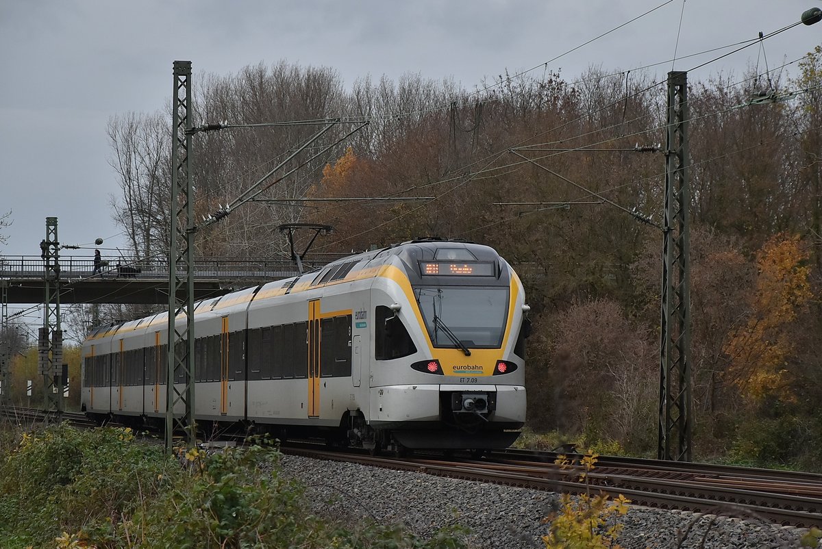 Nachschuß auf den Eurobahn ET 7.09 nach Venlo der am 1.12.2018 wegen Bauarbeiten in den Gleiswechselbetrieb auf das Richtungsgleis Neuss, da auf dem Gleis nach Mönchengladbach Kleineisen getauscht wurden. Hier ist der Zug in Kleinenbroich.