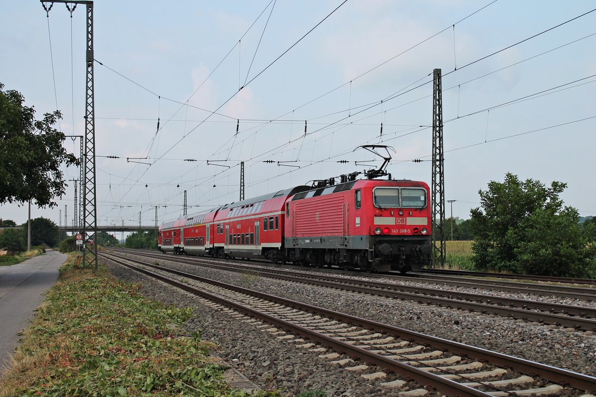 Nachschuss auf die Freiburger 143 308-5, welche am 10.08.2015 ihre HVZ-Verstärker RB (Neuenburg (Baden) - Freiburg (Brsg) Hbf) aus dem Bahnhof von Müllheim (Baden) in Richtung Norden schiebte.