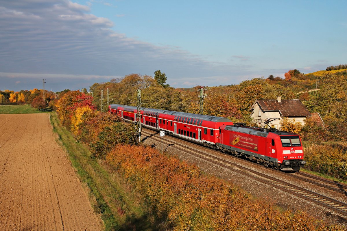 Nachschuss auf die Freiburger 146 114-4  Baden Württemberg erfahren/Landkreis Emmendingen , als sie am 25.10.2015 ihren RE (Basel Bad Bf - Offenburg) in den Bahnhof von Müllheim (Baden) sachob.