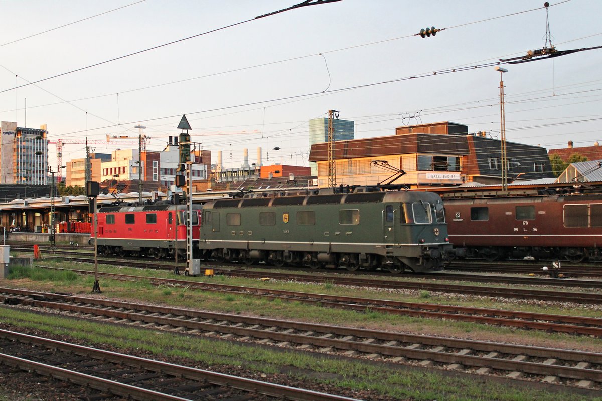 Nachschuss auf die grüne Re 6/6 11663  Eglisau , welche am Morgen des 04.08.2015 zusammen mit Re 4/4 11326 als Lokzug durch den Badischen Bahnhfo von Basel gen Rangierbahnhof Muttenz fuhren.