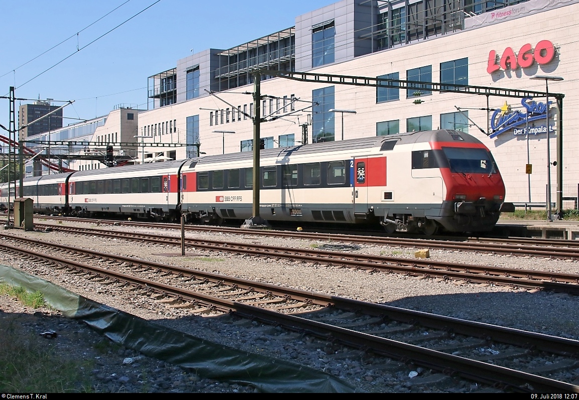 Nachschuss auf den IR 2120 (IR 75) nach Zürich HB (CH) mit Zuglok Re 460 040-9  Napf , der seinen Startbahnhof Konstanz auf Gleis 3 verlässt.
Aufgenommen vom Parkplatz am Stellwerk.
Bild durchlief die Selbstfreischaltung.
(verbesserte Version)
[9.7.2018 | 12:07 Uhr]