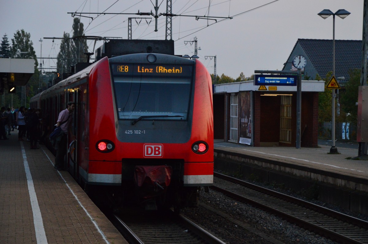 Nachschuß auf eine Linzer Cola Dose, es ist der 425 102-1 in Rheydt Hbf am Bahnsteig Gleis 3. 30.9.2014