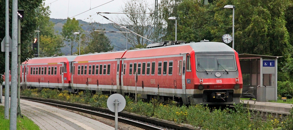 Nachschuss auf den  Lok/Triebwagenzug  bei der Durchfahrt in Baunatal-Guntershausen am Abend des 26.09.2014. Zuglok war die 145 073-3. Danach folgte 610 013,006,010 und am Zugschluss 610 007. 