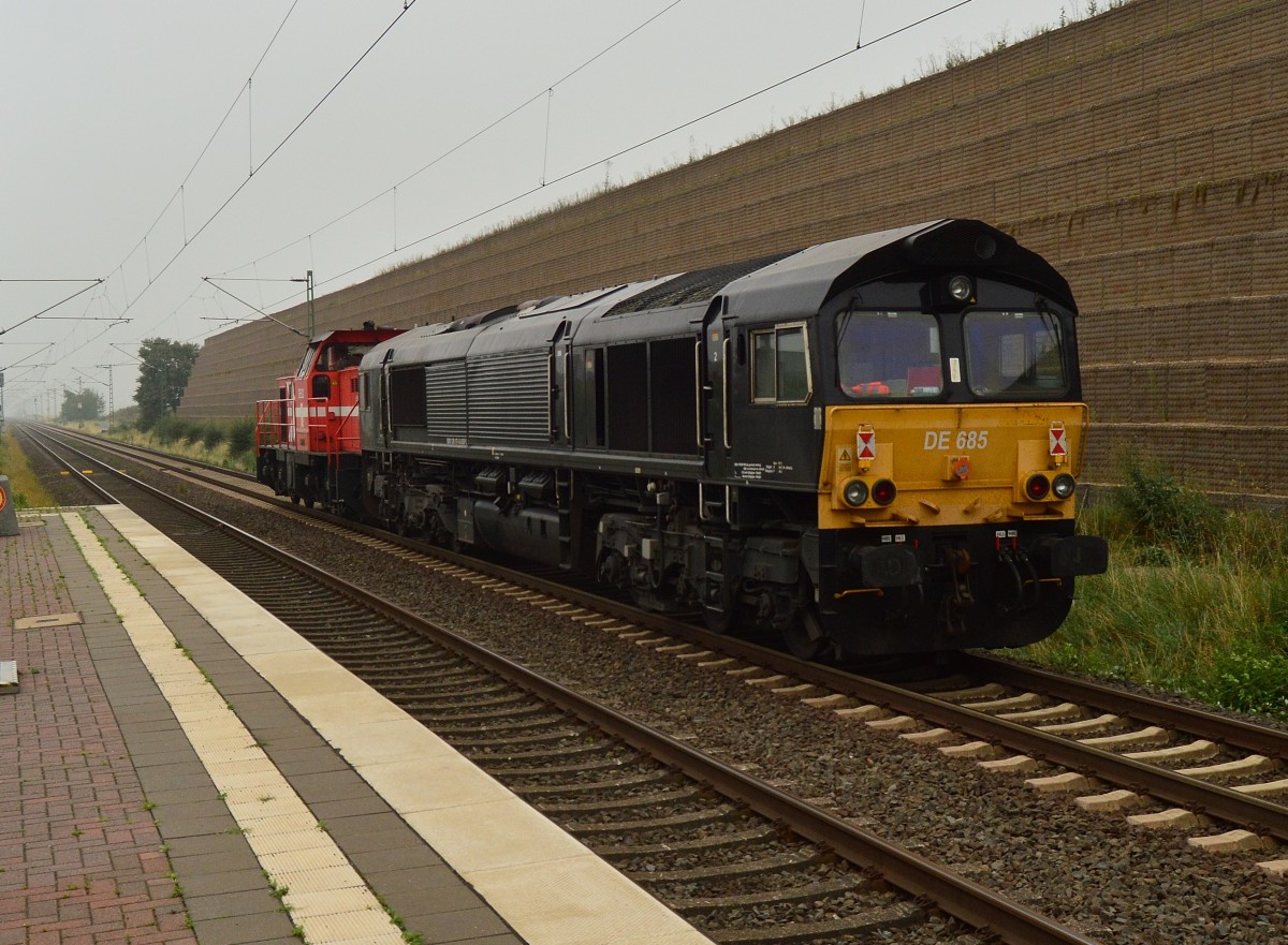 Nachschuß auf den Lokzug der RHC bestehend aus DE 92 und DE 685 auf dem Weg in Richtung Köln durch Allerheiligen. 26.7.2014