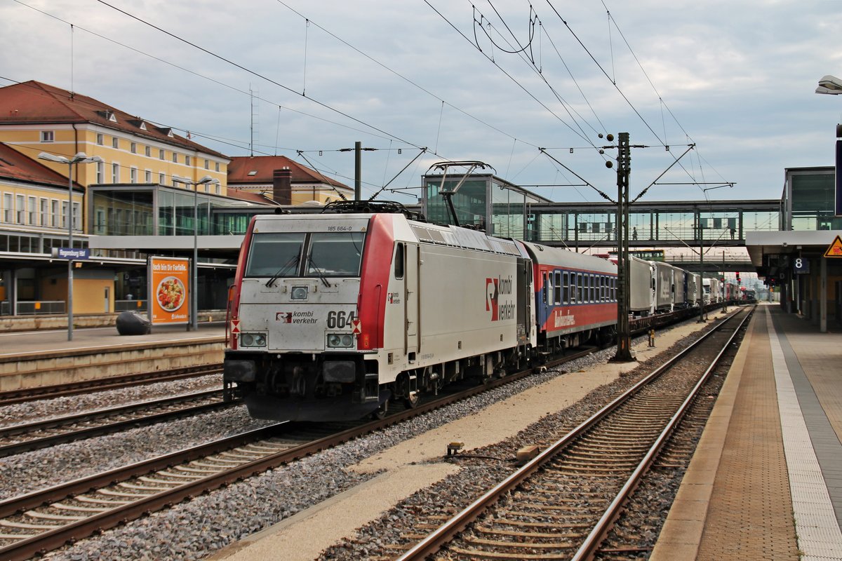 Nachschuss auf Lomo/Komiverkehr 185 664-0, welche am 28.08.2015 am Zugende von RoLa 43848 (Trento - Regensburg Ost) vom Zebra 139 213-3 hing und hier durch den Hauptbahnhof von Regensburg in Richtung Zielbahnhof fuhr.