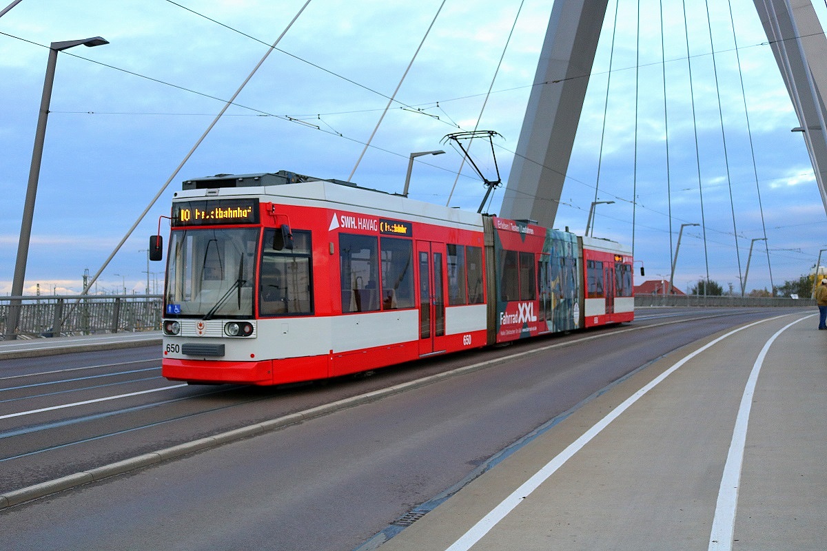 Nachschuss auf MGT6D, Wagen 650, der Halleschen Verkehrs-AG (HAVAG) als Linie 10 von Göttinger Bogen nach Hauptbahnhof, die auf der Berliner Brücke in Halle (Saale) fährt. [31.10.2017 | 15:50 Uhr]