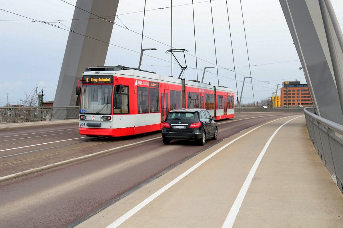 Nachschuss auf MGT6D, Wagen 651, der Halleschen Verkehrs-AG (HAVAG) als Linie 10 von Göttinger Bogen nach Hauptbahnhof, die die Berliner Brücke in Halle (Saale) überquert. [28.12.2017 | 14:03 Uhr]