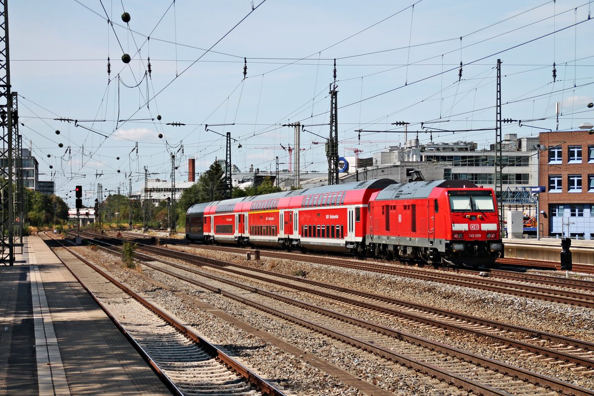 Nachschuss auf die Mühldorfer 245 009, als sie am 25.08.2015 ihren RE (Mühldorf - München Hbf) durch München Heimeranplatz gen Zielbahnhof schob.