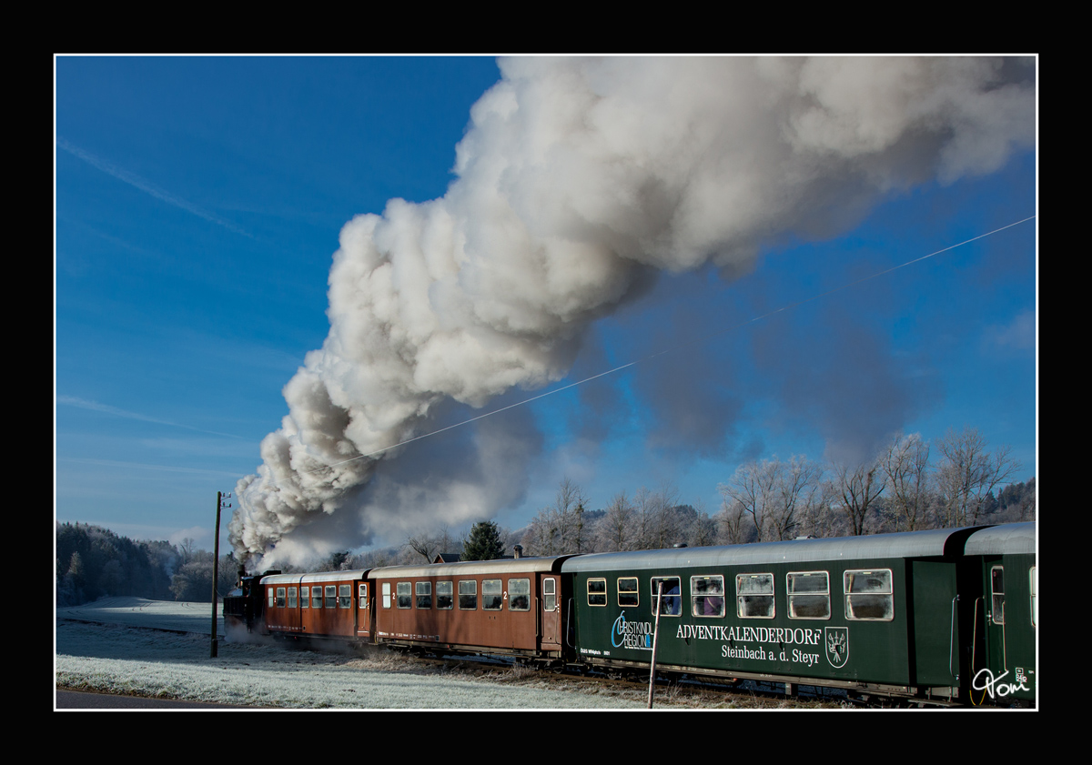 Nachschuss auf die ÖGEG Dampflok 498.04, welche mit einem Adventzug von Steyr nach Grünburg dampft. 
Sommerhubermühle 4.12.2016
