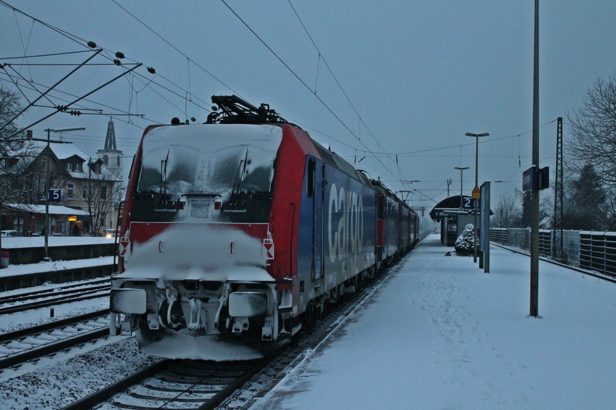 Nachschuss auf Re 482 038-7, die am 29.12.2014 am Schluss eines Lokzuges von Re 482 036-1 gezogen hing. Mit im Zugverband waren Re 421 374-0, Re 421 381-5 und Re 421 375-7. Hier sind sie bei der Einfahrt in den Bahnhof Denzlingen.