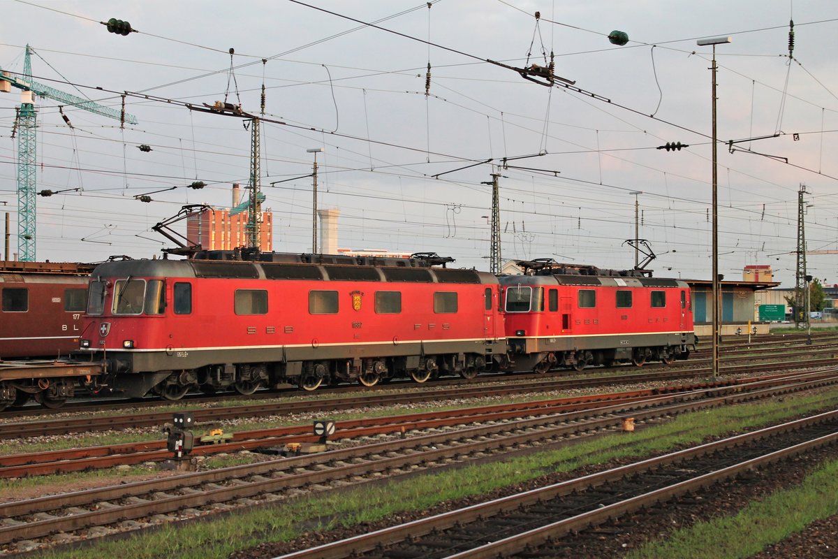 Nachschuss auf Re 6/6 11682  Pfäffikon SZ  und Re 4/4 11328, als sie am Morgen des 06.08.2015 zusammen mit einem Containerzug über Gleis 1 durch den Badischen Bahnhof von Basel in Richtung Basel Bad Rbf fuhren.