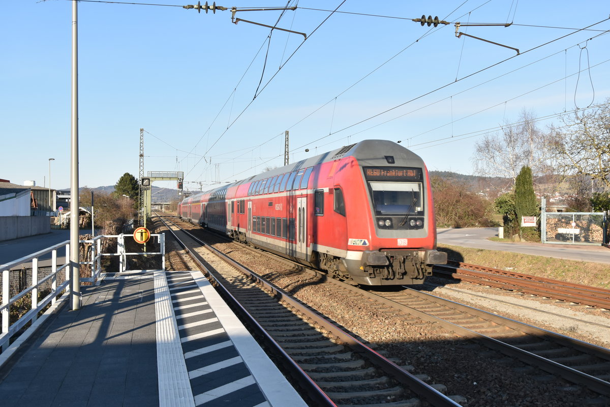 Nachschuß auf den RE60 der nach Frankfurt Hbf unterwegs ist, hier durchfährt er gerade Heddesheim/Hirschberg gen Weinheim. 25.2.2018