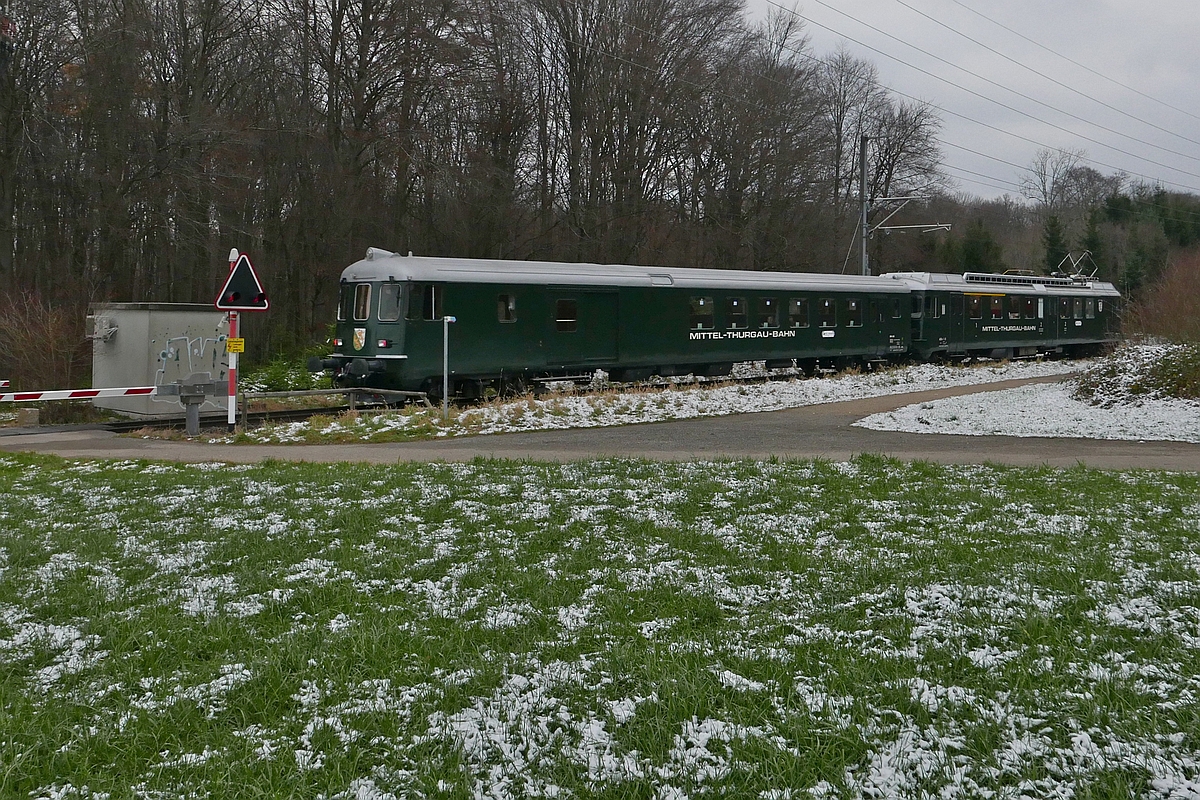 Nachschuss auf den von Romanshorn nach Einsiedeln fahrenden 'Thurgauer Zug'. Aufnahme entstand am 02.12.2017 zwischen den Stationen Kreuzlingen-Bernrain und Lengwil.