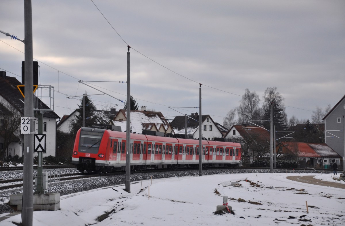 Nachschuss auf die S2, BR 423, kurz vor der Einfahrt in den Bahnhof Erdweg am 25.01.2015 bei leichtem Schnee, aber grauem Niesel-Nebel-Wetter