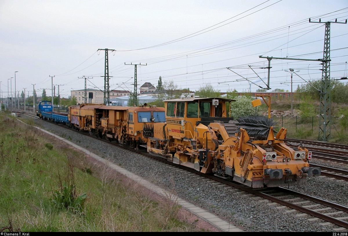 Nachschuss auf eine Schotterplaniermaschine (Plasser & Theurer SSP 110 SW) und eine Gleisstopfmaschine der Schweerbau GmbH & Co. KG sowie leere Flachwagen mit Zuglok 346 018-7 (DR V 60) der Eisenbahn-Bau- und Betriebsgesellschaft Pressnitztalbahn mbH (PRESS), die in Halle-Ammendorf auf der Bahnstrecke Halle–Bebra (KBS 580) in Richtung der Abstellgleise beim MSG Ammendorf fahren.
Beide Maschinen fuhren etwa einen Monat später nach Halle-Nietleben für Gleisbauarbeiten. [22.4.2018 | 19:39 Uhr]