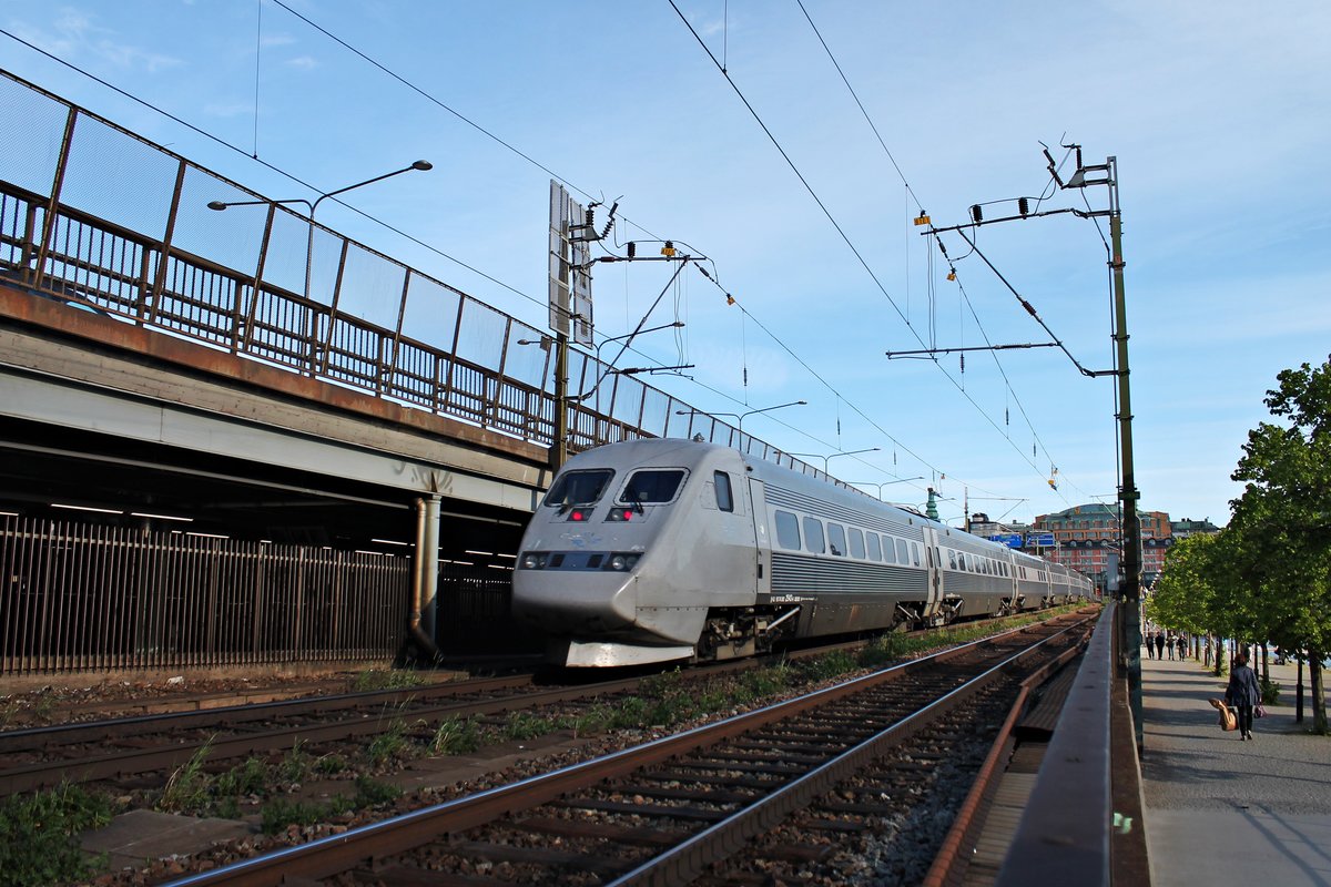 Nachschuss auf SJ X 2543, der am 29.05.2015 zusammen mit SJ X 2031 an der Zugspitze auf dem südlichen Teil der Centralbron gen Söderledstunneln fuhr.
