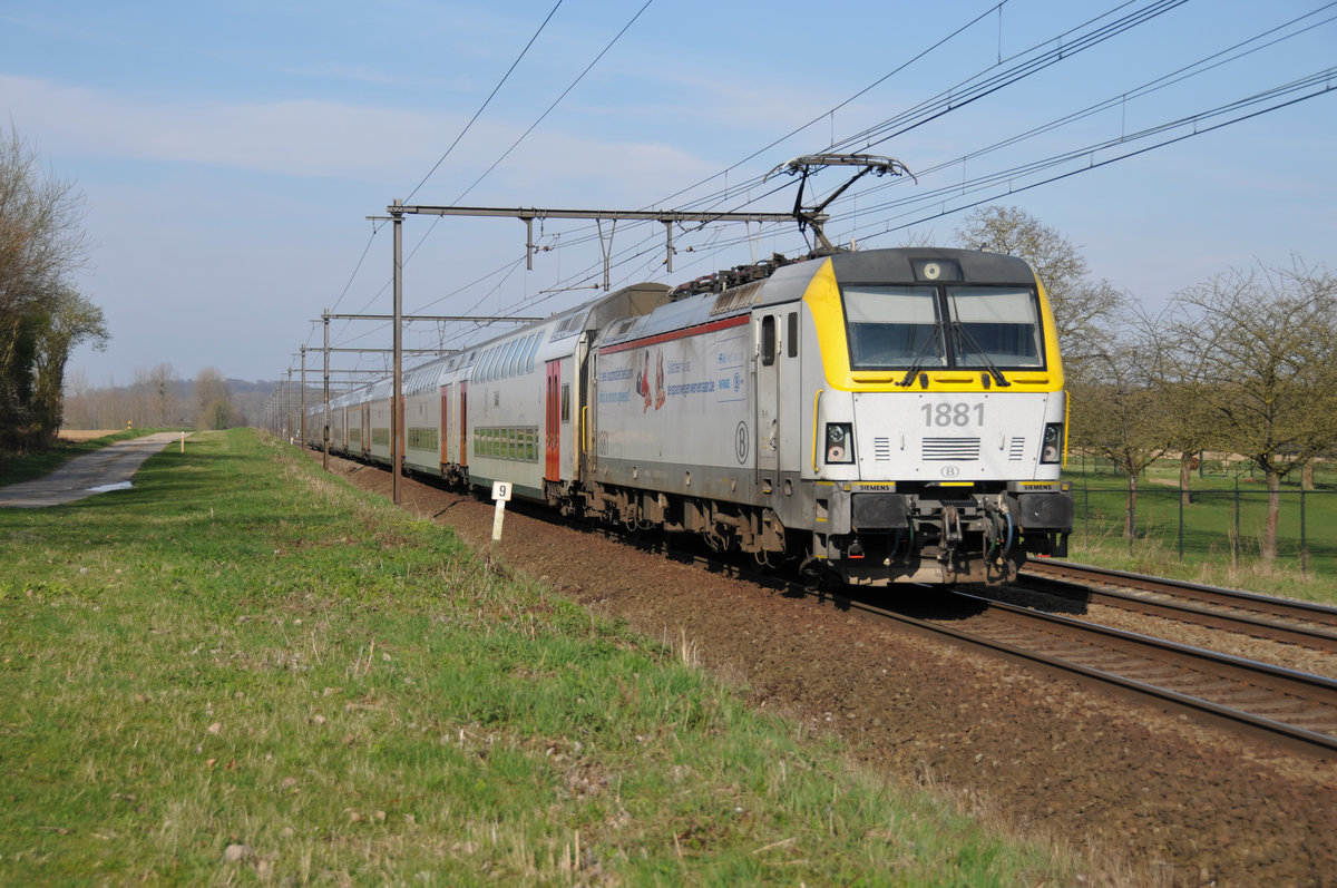 Nachschuss auf den SNCB-EuroSprinter 1881 als IC2238 Tongeren - Gent St.Pieters einige Minuten nach Verlassen des Startbahnhofs. Aufgenommen am 23/03/2017 in s'Herenelderen.
