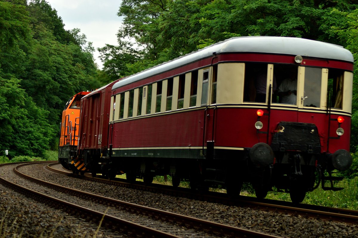 Nachschuß auf den Sonderzug der von der 0650 102-3 von Northrail gezogen wird.
Erkrath den 29.6.2017