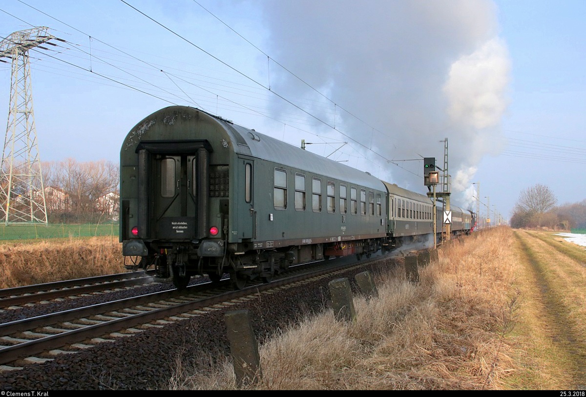 Nachschuss auf den Sonderzug von Leipzig-Plagwitz nach Staßfurt mit Zuglok 35 1097-1 des Verein Eisenbahnmuseum Bayerischer Bahnhof zu Leipzig e.V. anlässlich des Eisenbahnfests, der in Großkugel auf der Bahnstrecke Magdeburg–Leipzig (KBS 340) fährt. Am Zugschluss hängt ein ex-DR-Salonwagen. [25.3.2018 | 8:45 Uhr]