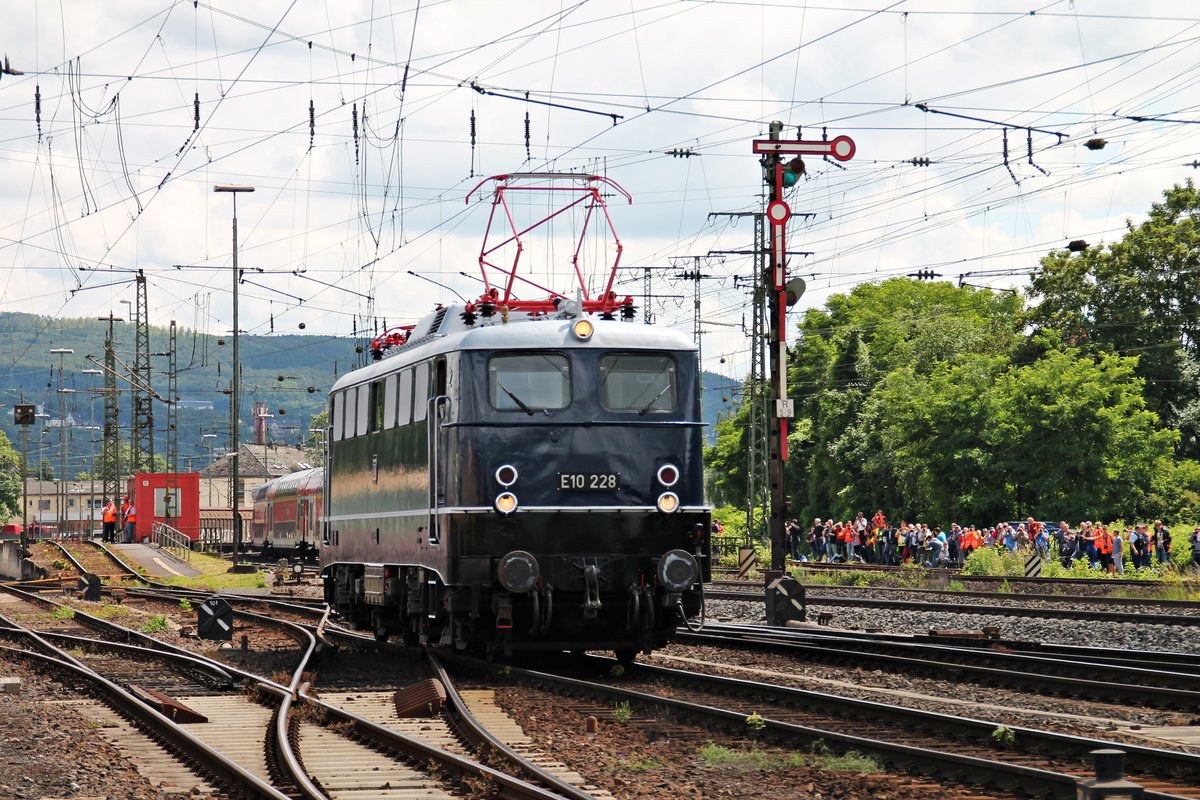 Nachschuss auf die Stuttgarter E10 228 am 18.06.2016, als sie auf der fahrzeugparade des Sommerfestes vom DB Museum am Ausfahrsignal vom Rangierbahnhof Koblenz Lützel vorbei fuhr.