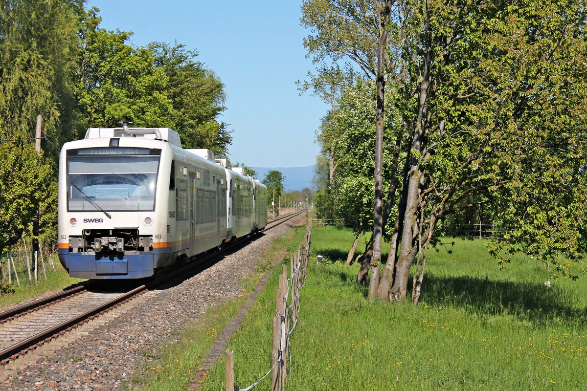 Nachschuss auf SWEG VT 502 (650 596-9)  Eichstetten , welcher am 05.05.2016 zusammen mit BSB VT 002 (650 029-1) und BSB VT 016 (650 043-2)  Denzlingen  als Breisgau-S-Bahn von Breisach nach Freiburg (Brsg) Hbf war, als sie aus dem Haltepunkt Wasenweiler gen Gottenheim fuhren.