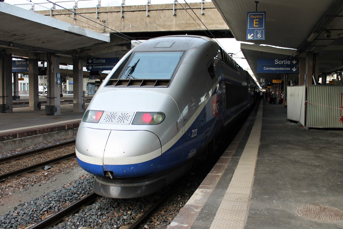 Nachschuss auf TGV Duplex 233, der am 20.08.2014 einen Zwischenstop im Bahnhof Mulhouse Ville einlegte.