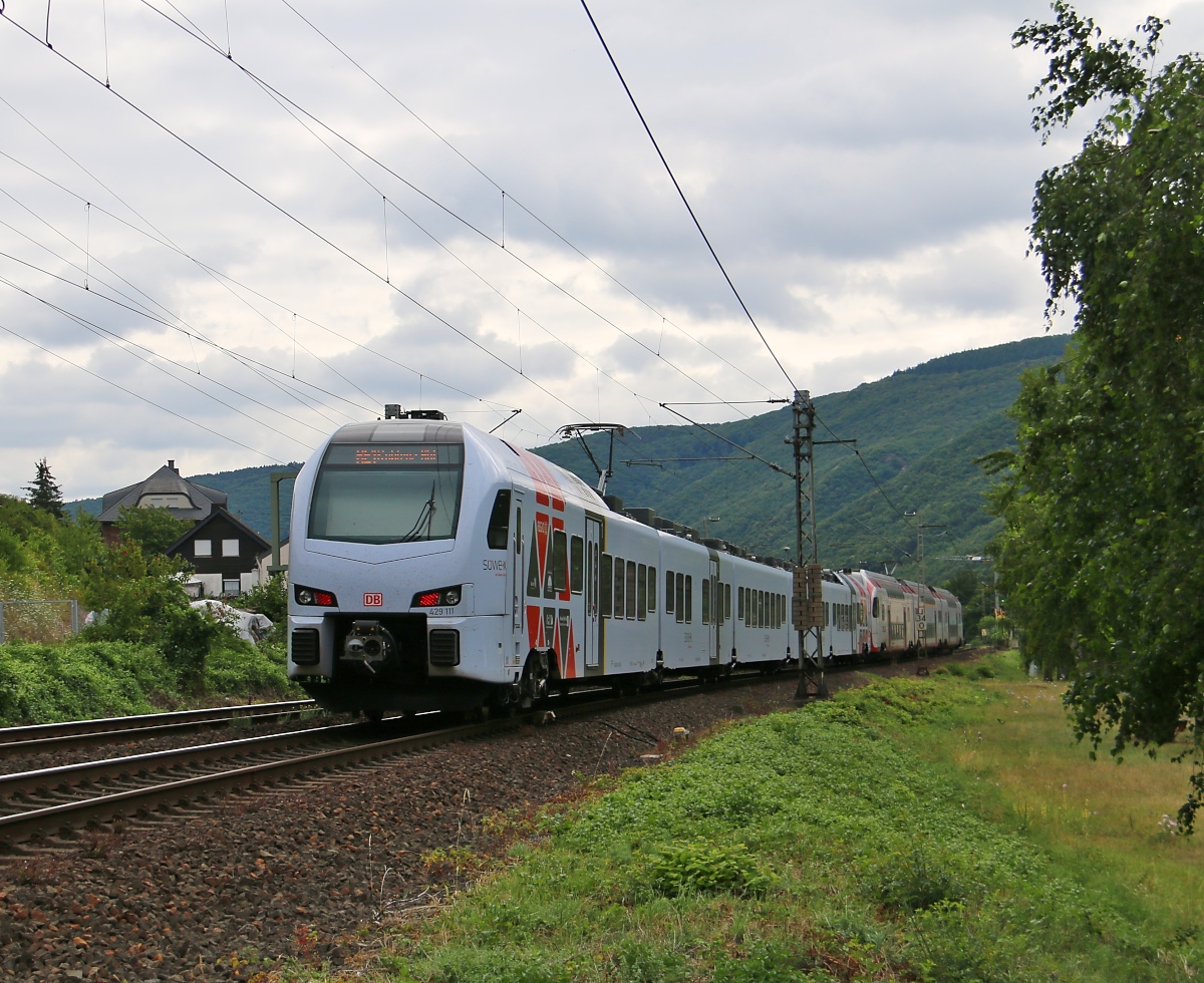Nachschuss auf das ungewöhnliche Doppel: Vorn CFL KISS Triebzug 2301 und hinten Süwex 429 111 mit dem Ziel Koblenz Hbf. Aufgenommen am 15.07.2015 bei Müden an der Mosel.