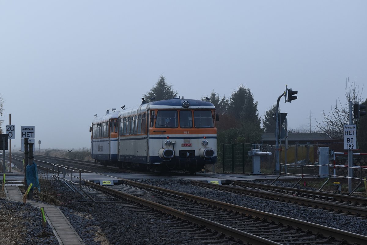 Nachschuß auf den Zug der vom 0302 027-7 gezogen gen Euskirchen fahrend auf dem BÜ Müggenhausener Straße zusehen ist. 3.12.2016