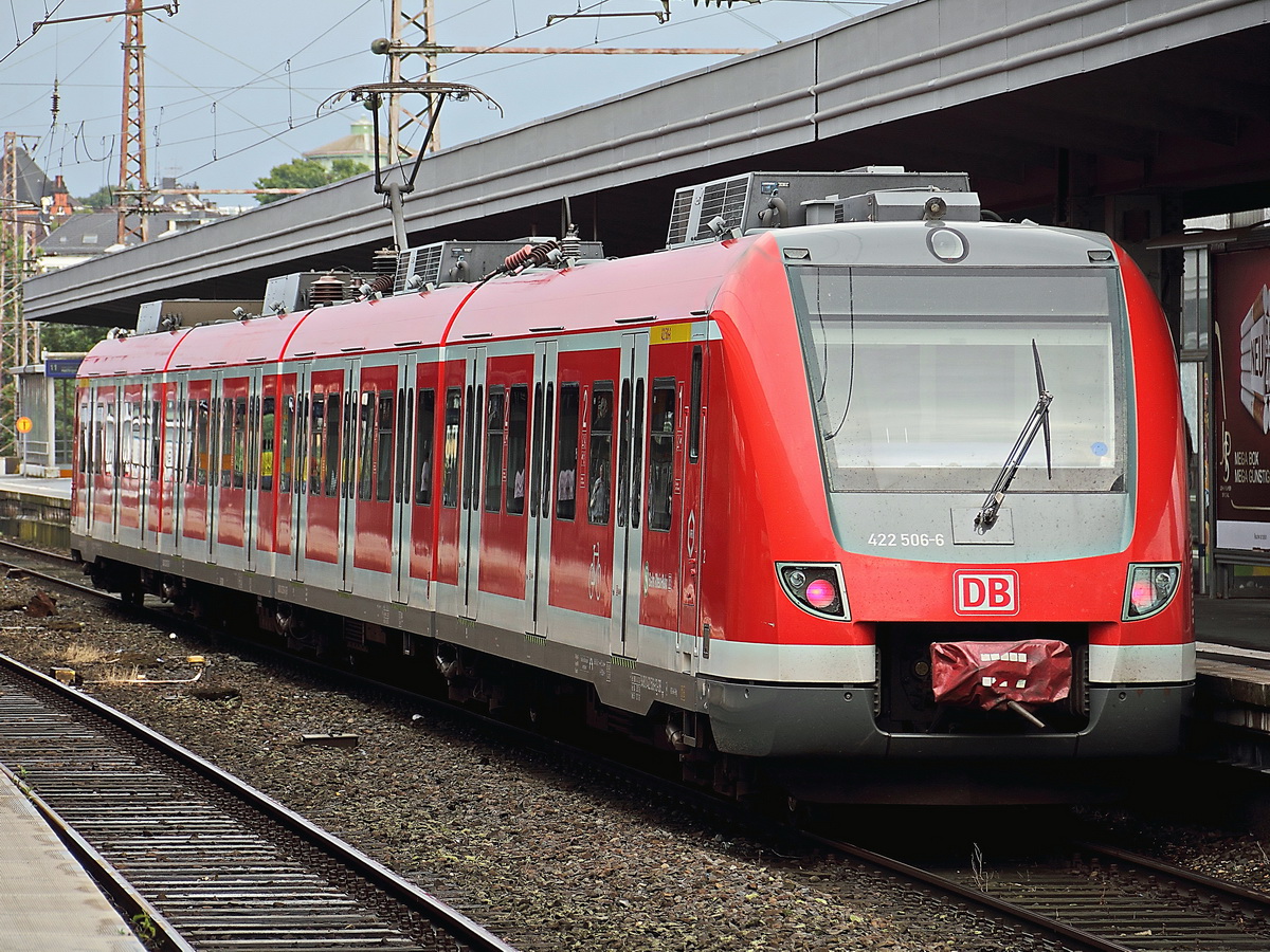 Nachschuß bei der Einfahrt 422 506-6 mit 422 006-7 als S9 nach Wuppertal Hauptbahnhof am 31. Juli 2016 in den Hauptbahnhof von Essen auf Gleis 11.
