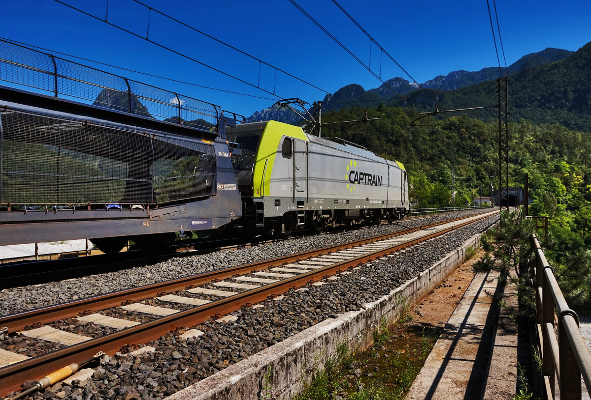 Nachschuss der CAPTAIN (akiem) E 483 307-1, diese mit ihrem leeren Autozug nach Tarvisio Boscoverde, die Val-Aupa-Brücke, oberhalb der Ortschaft Moggio überquert.
Aufgenommen am 14.8.2016.
