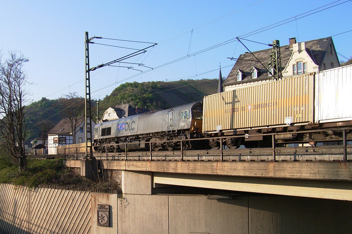 Nachschuss (Der Gegenzug mußte erst Platz machen.) auf Class 66 PB19 der DLG mit eine Güterzug stromabwärts in der Einfahrt in der Bahnhof Braubach/Rhein am 11. April 2007, 17:41 Uhr.