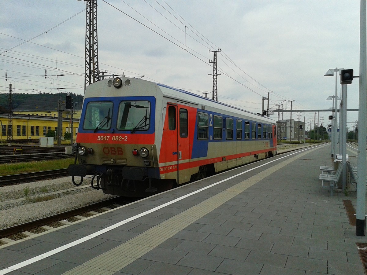 Nachschuss des 5047 082-2 bei der Fahrt aufs Abstellgleis am 18.8.2015 in Attnang-Puchheim.
