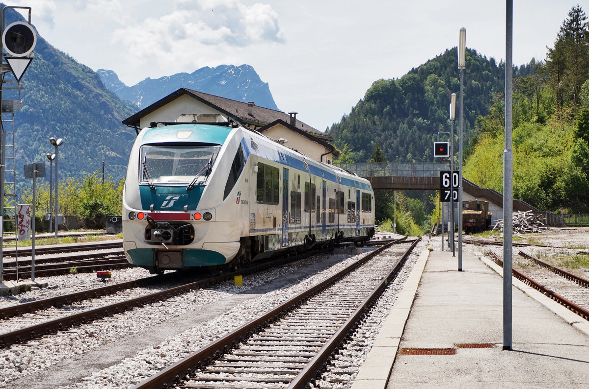 Nachschuss des abfahrenden MD 044 als R 5955 (Calalzo-Pieve di Cadore-Cortina - Belluno). Aufgenommen am 21.5.2016 im Bahnhof in Calalzo-Pieve di Cadore-Cortina.