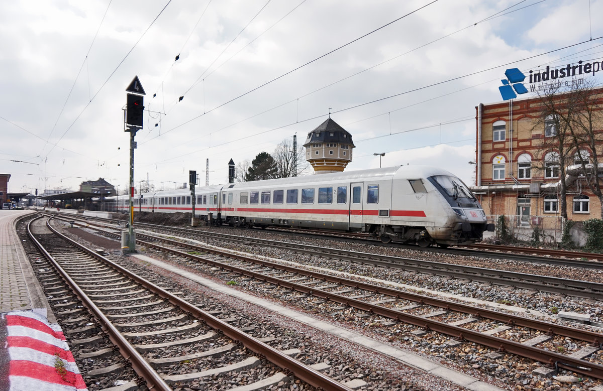 Nachschuss des EC 219 (Frankfurt (Main) Hbf - Graz Hbf), am 26.3.2016 bei der Einfahrt in den Bahnhof Weinheim (Bergstraße). Zuglok war 101 050-3