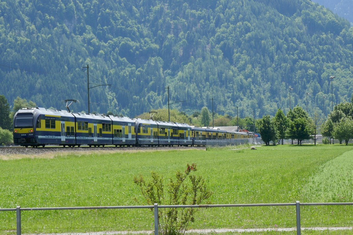 Nachschuss vom Regio nach Lauterbrunnen und Grindelwald, am 25.5.17 bei Interlaken.