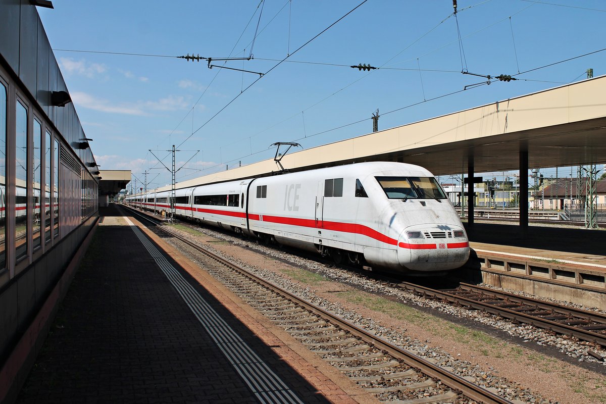 Nachschuss wie am Tag zuvor auf 401 505-3/402 045-9  Offenbach am Main  am 06.08.2015, als sie wieder als ICE 70 (Basel SBB - Hamburg Altona) in den Badischen Bahnhof von Basel an den Bahnsteig rollten.