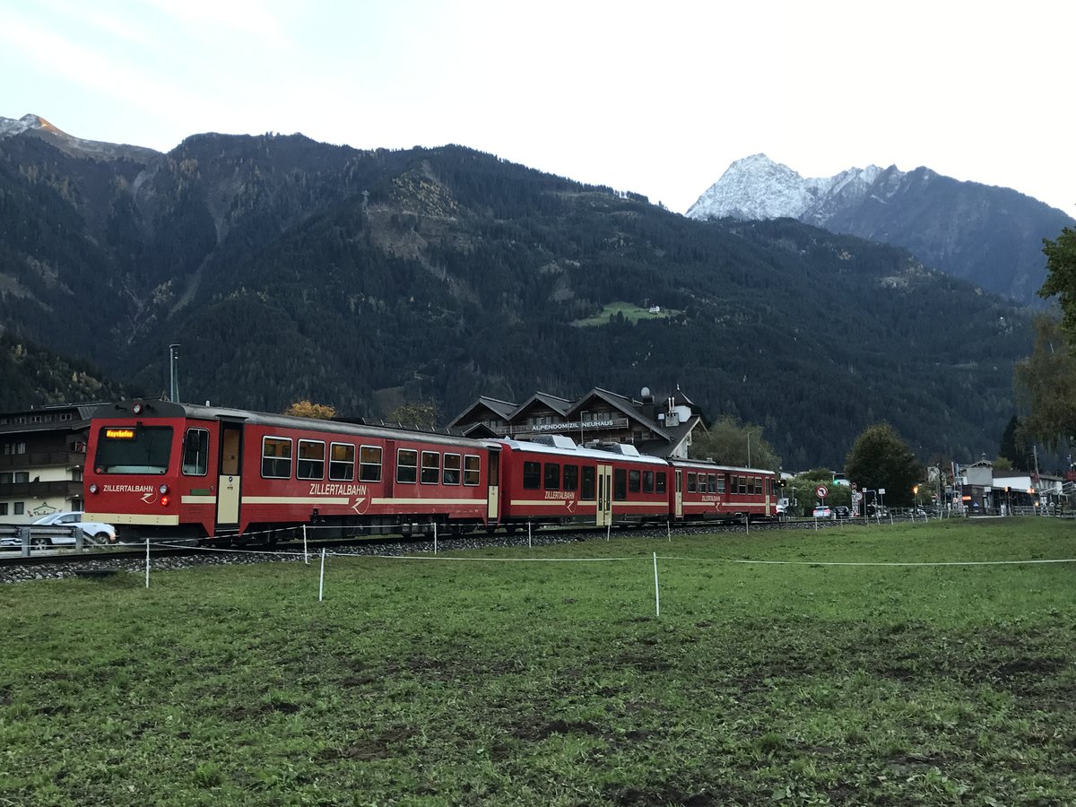Nachschuss von der Zillertalbahn kurz vor der Ankunft an ihrem Endbahnhof Mayrhofen, am 12.10.17.