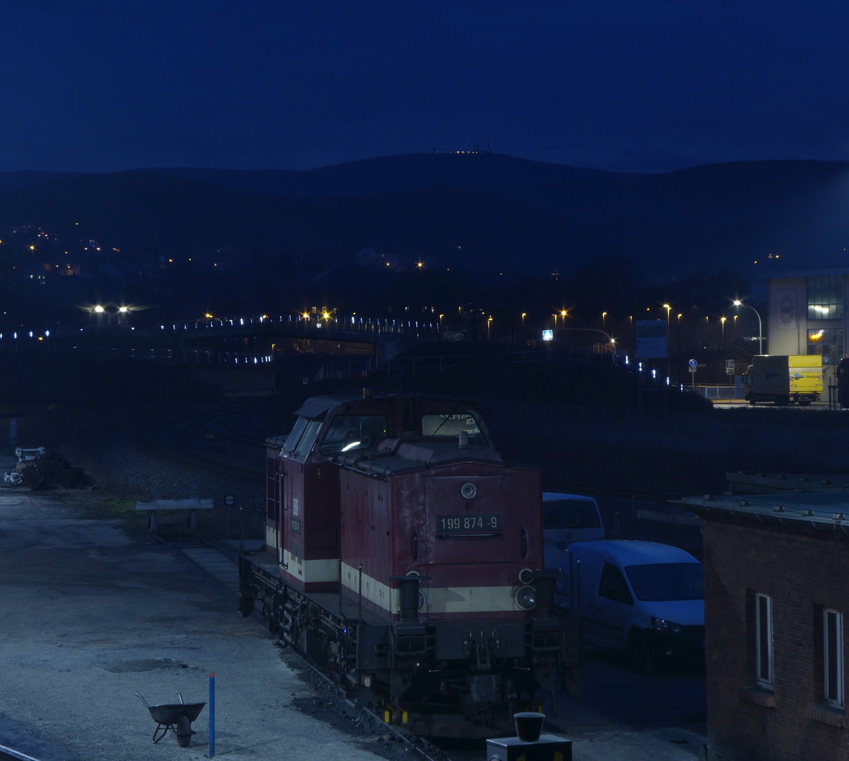 Nacht in Wernigerode. 199 874-9 wartet auf den nächsten Einsatz, im Hintergrund ist die Beleuchtung des Brocken Bahnhos zu sehen.

Wernigerode, 17. Dezember 2016

