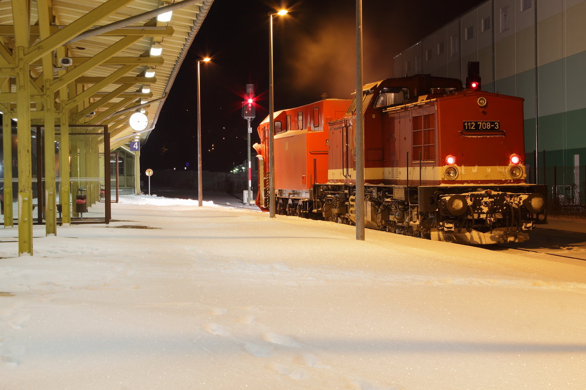 Nachts am Bahnhof in Adorf mit Schneepflug und V100 der METG. Aufgenommen am 06.01.2017 
